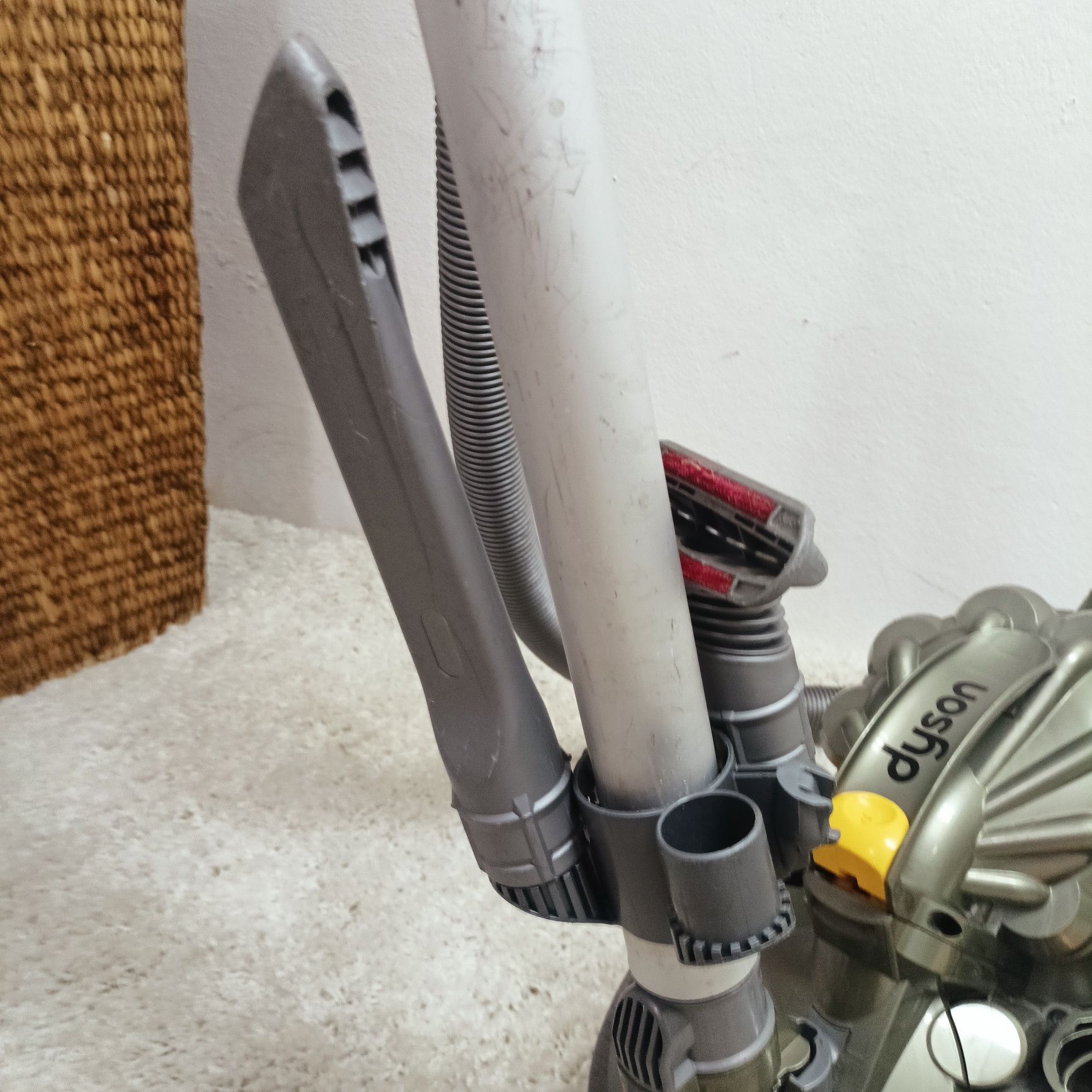 DYSON, odkurzacz bezworkowy DC08.