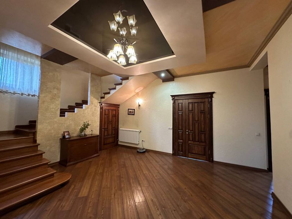 Елітний будинок з басейном , сауною , спортзалом біля Міського Озера