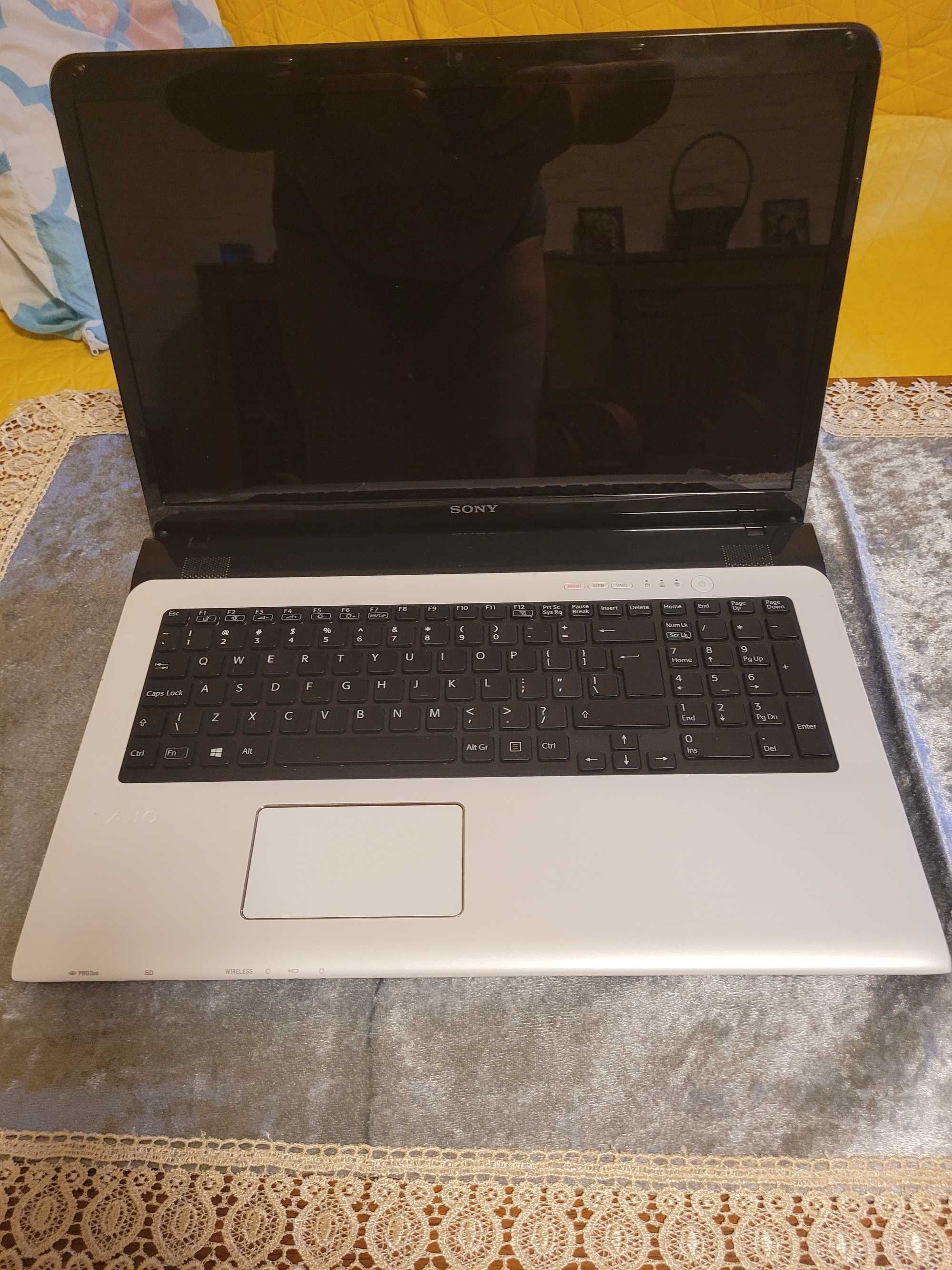 Sony Vaio 17,3 " Kolor Biały Perłowy stan BDB