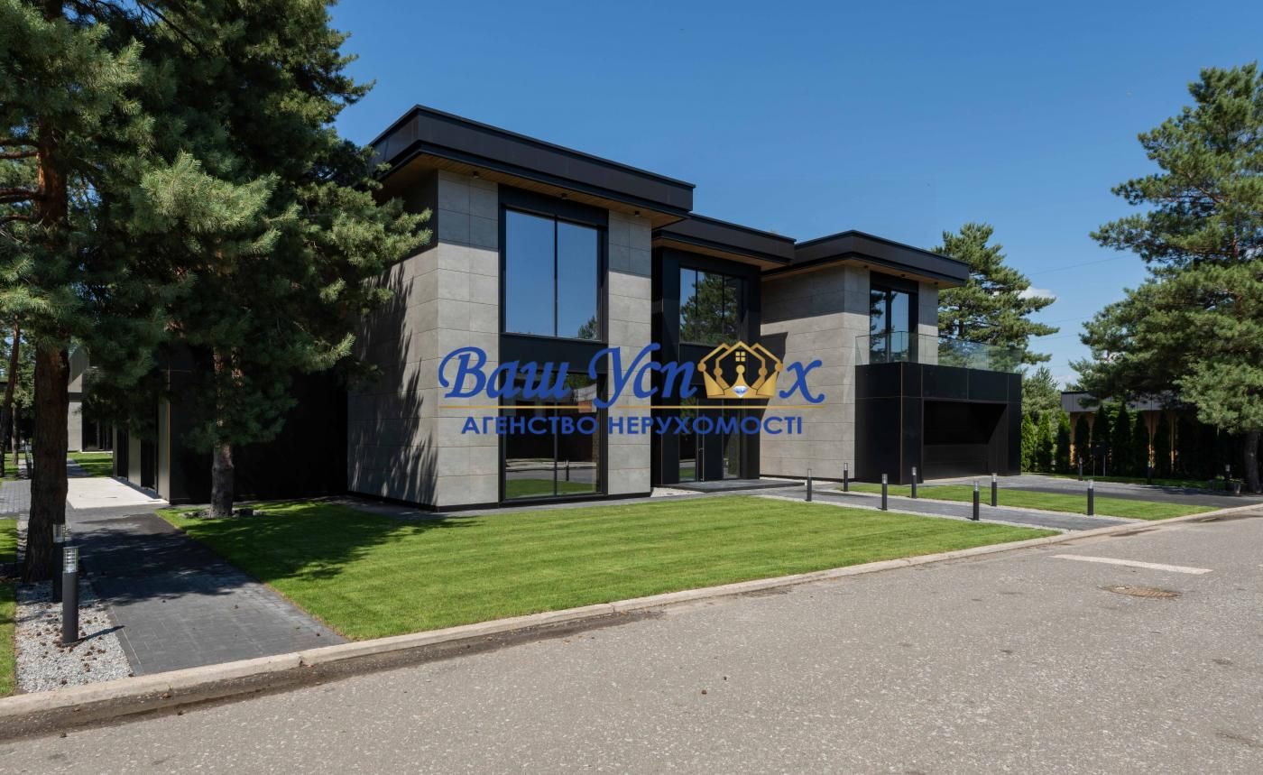 Продажа дома в лесу c выходом на озеро в городке Riviera Village .