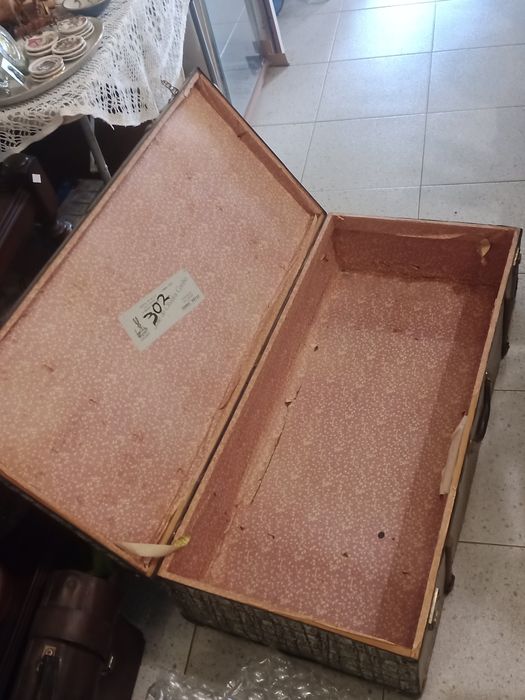 Grande malão antigo de viagem