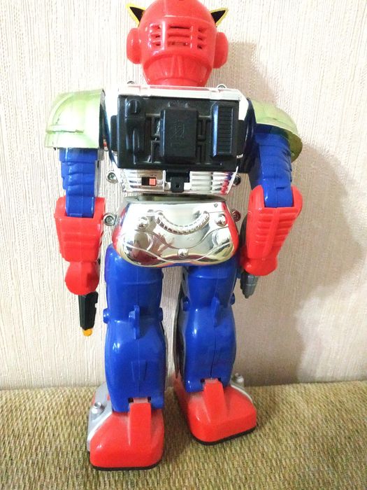 Игрушка робот на батарейках