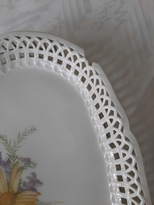 Piękna porcelana, XIX wiek, ażurowy półmisek z motywem kwiatów,