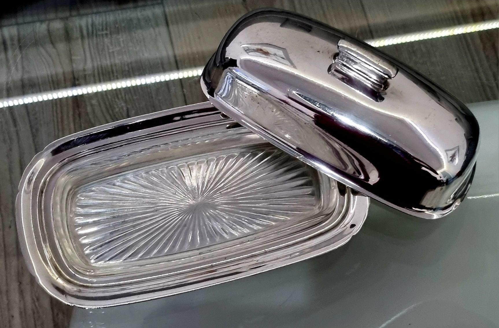 Posrebrzana i sygnowana maselnica art deco