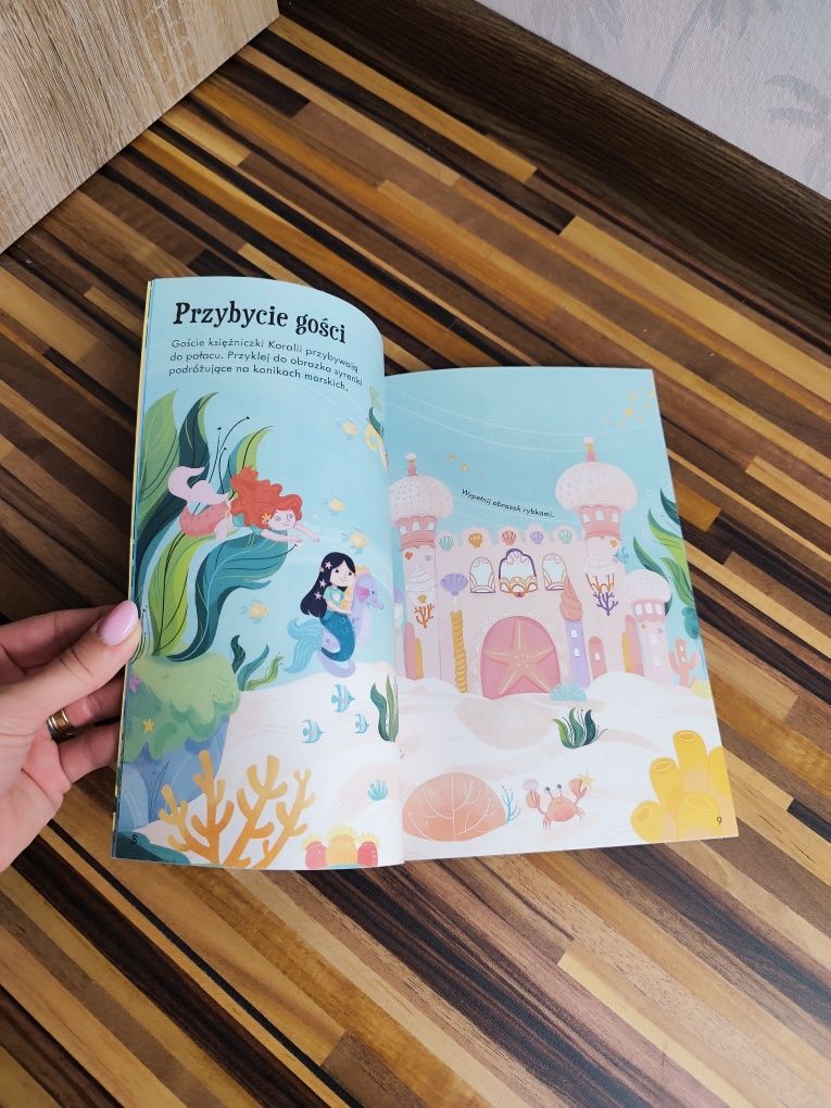 Unikat Usborne Lubię naklejać. Syrenki  Książka z naklejkami
