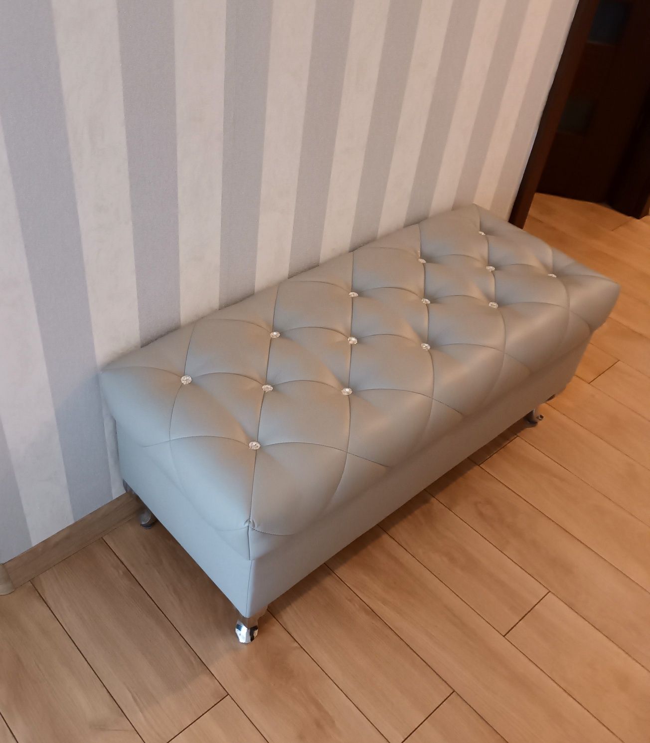 Pufa schowek na buty Swarovski szara glamour