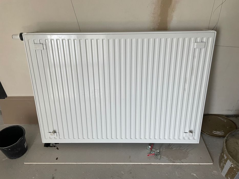 Grzejnik panelowy trzypłytowy 130x90x16 nowy 2071 W z głowicą