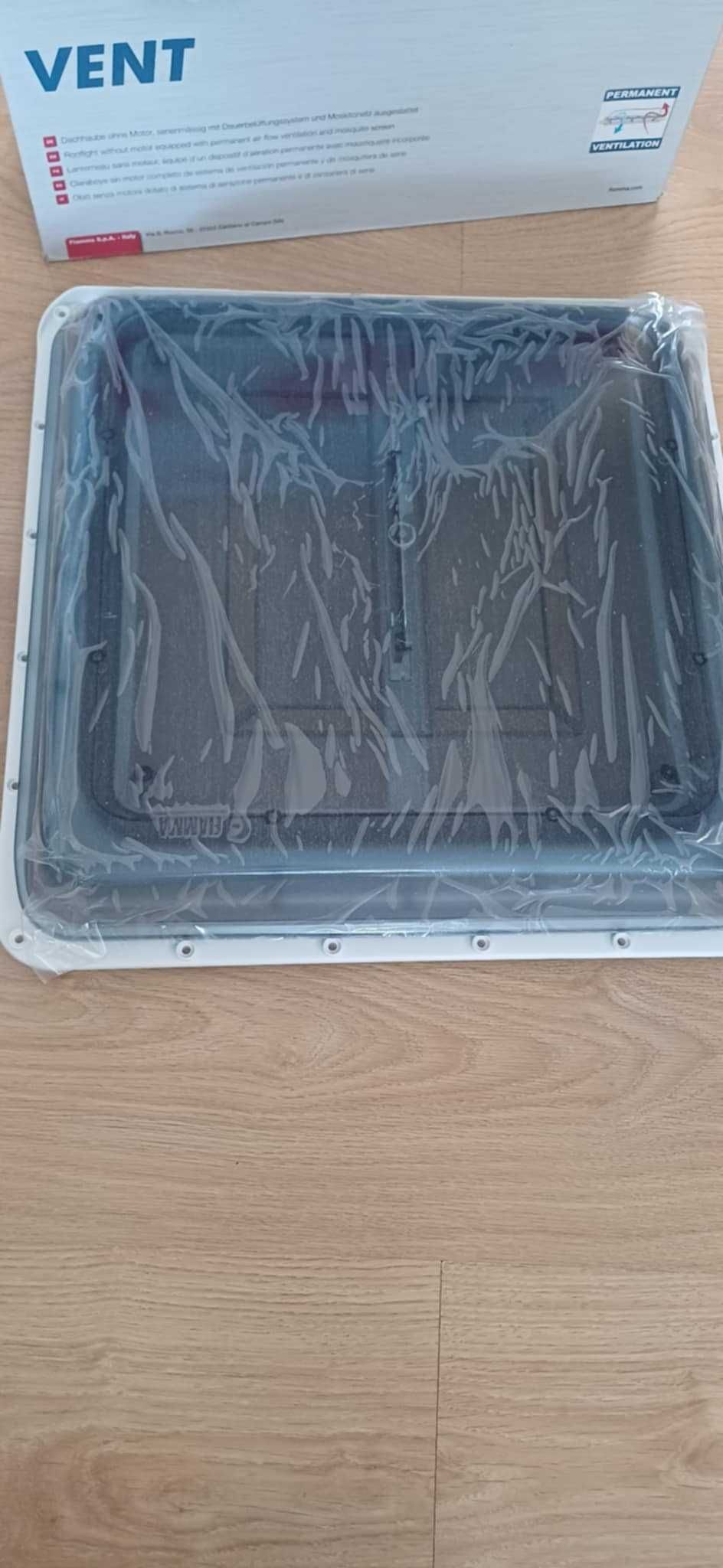 Okno dachowe Fiamma Vent 40x40 przyczepa kempingowa kamper