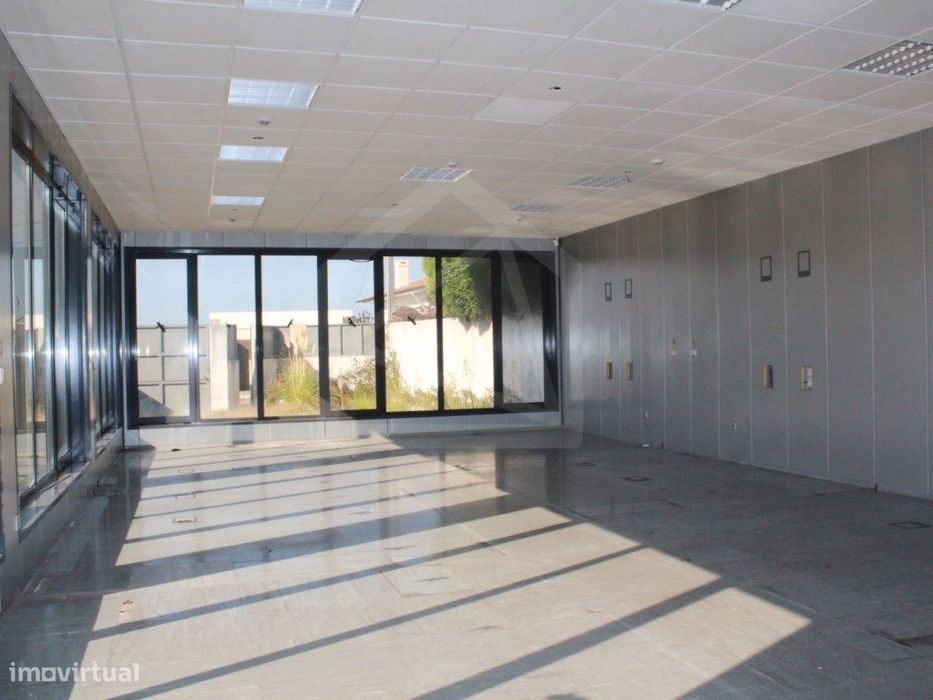 Edifício de Escritórios / Atividade industrial / Armazém em Cortegaça