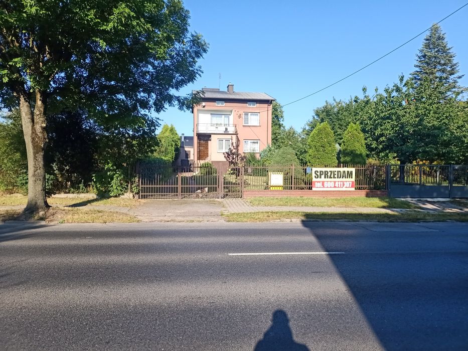 Dom piętrowy z duża piwnicą, strychem i wolnostojącym garażem