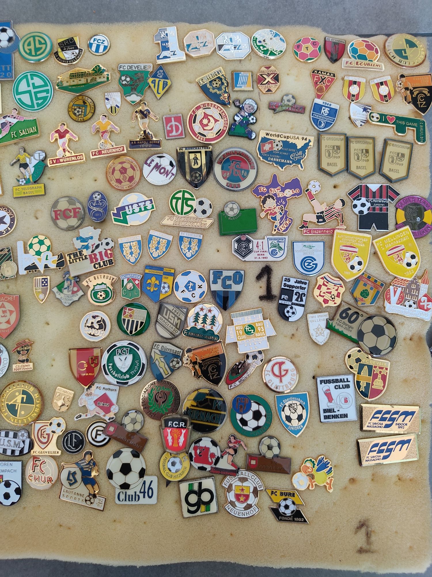 Pins de clubes de futebol da Suiça