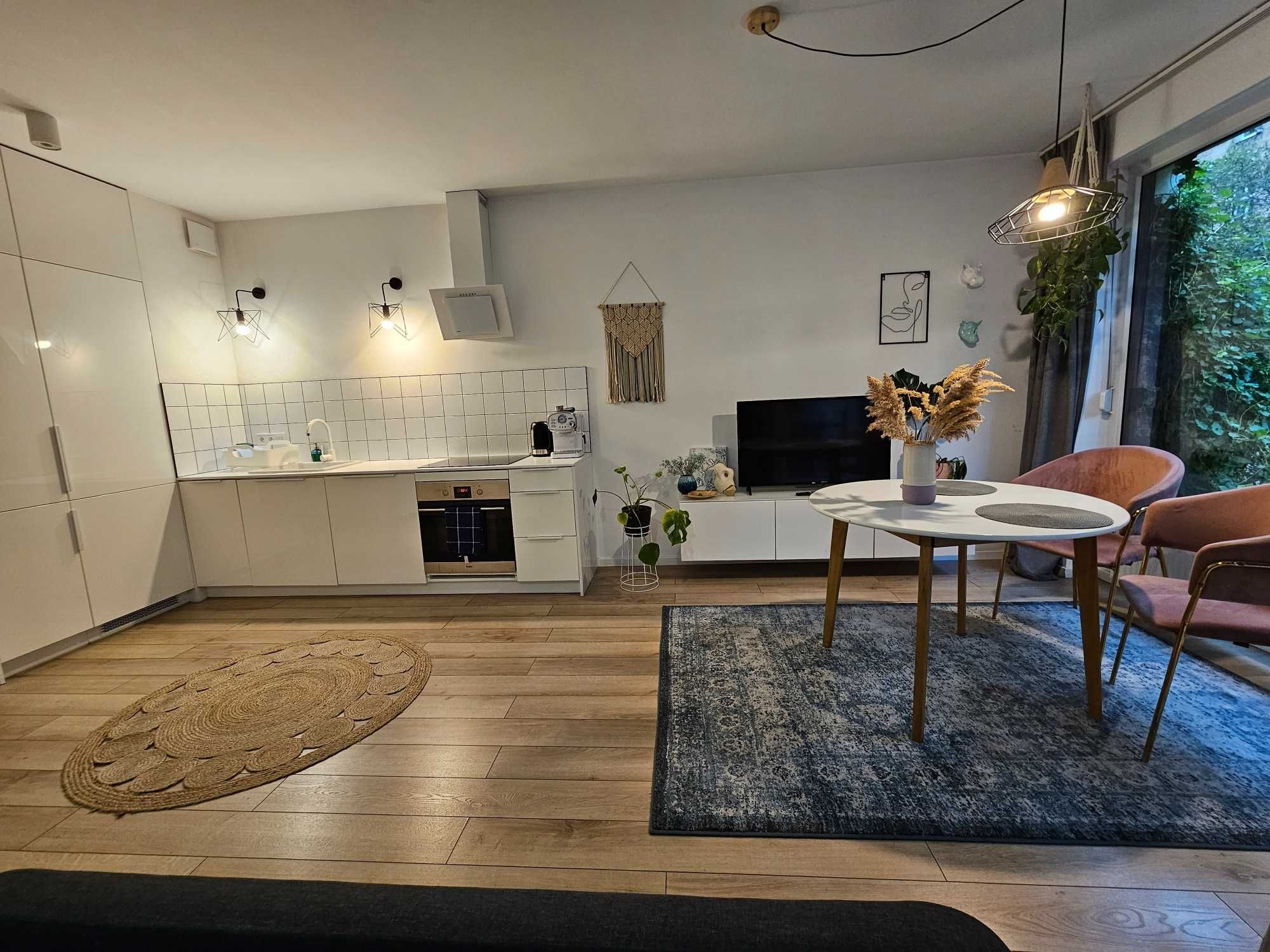 Urządzony apartament typu studio o pow. 30m2 z loggią i ogródkiem