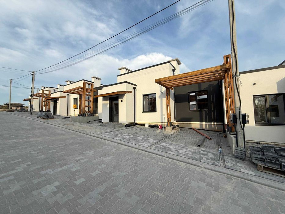 Продам сучасний котедж з міськими комунікаціями