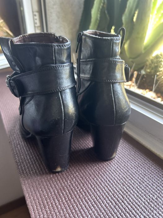 Botins Pretos com Fivela Metálica