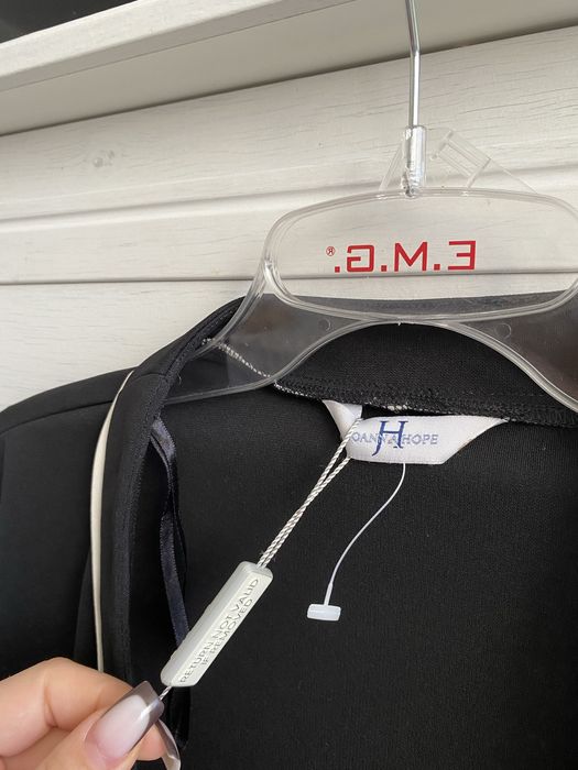 Joanna Hope czarne bolerko z kontastrową lamówką