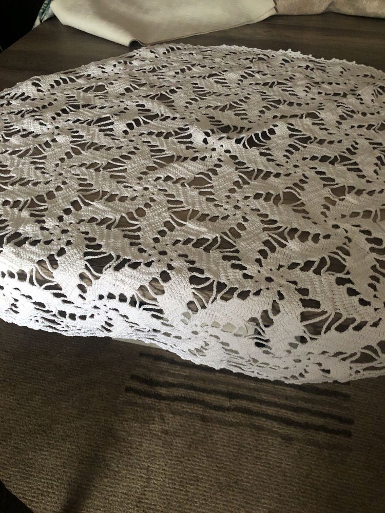Pequena toalha em renda feito a mão