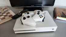 Xbox One s ігрова приставка разом з телевізором Philips