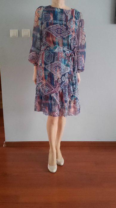 kolorowa sukienka z falbankami Collection Marcela 38, wiązana we wzory
