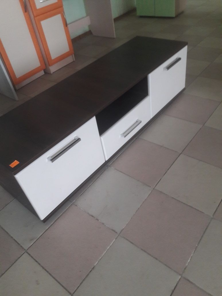 Тумба мдф шир 1.4м.глиб 42см.вис 39см,табуретки,этажерки
