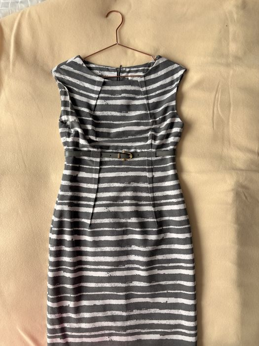 Oryginalna sukienka Calvin Klein na każdą okazję.