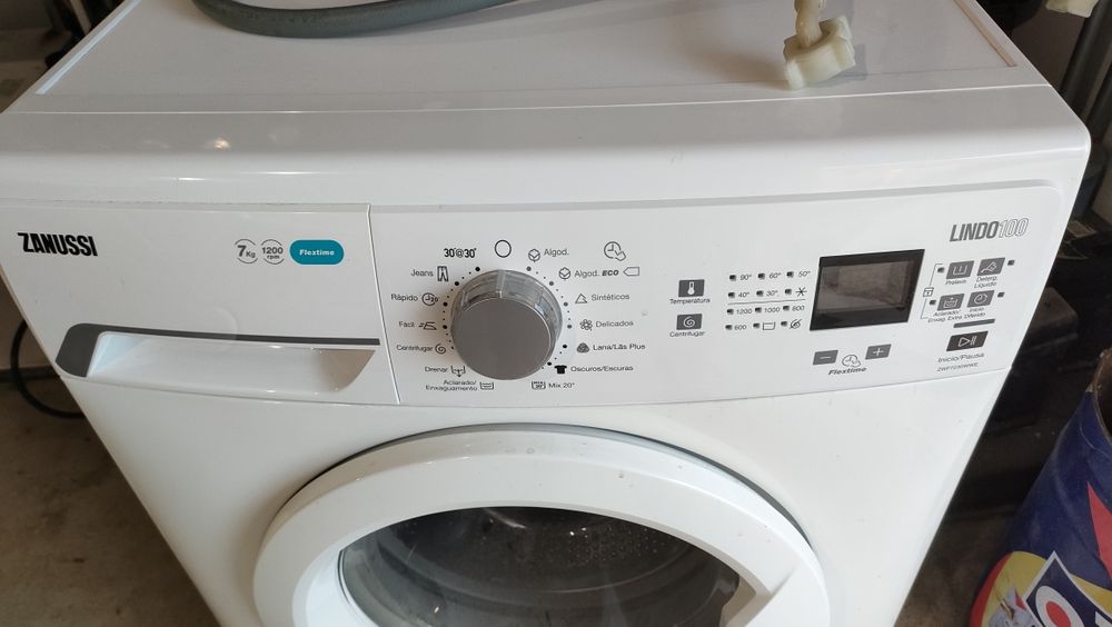 Máquina de lavar roupa Zanussi.