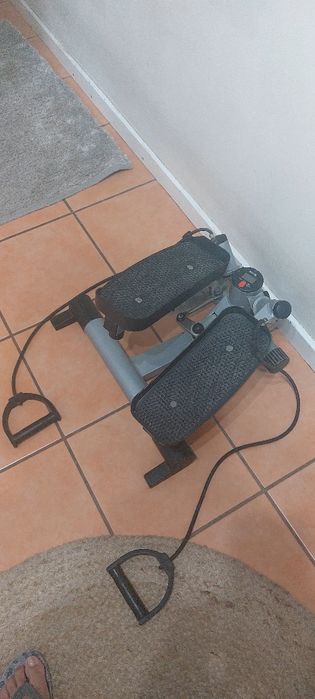 Step ginástica com elásticos.