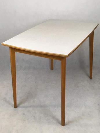 Stół z blatem w wyjątkowy deseń