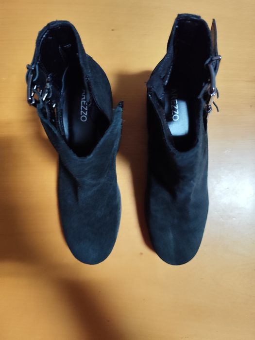 Par de botas de camurça pretas Arezzo