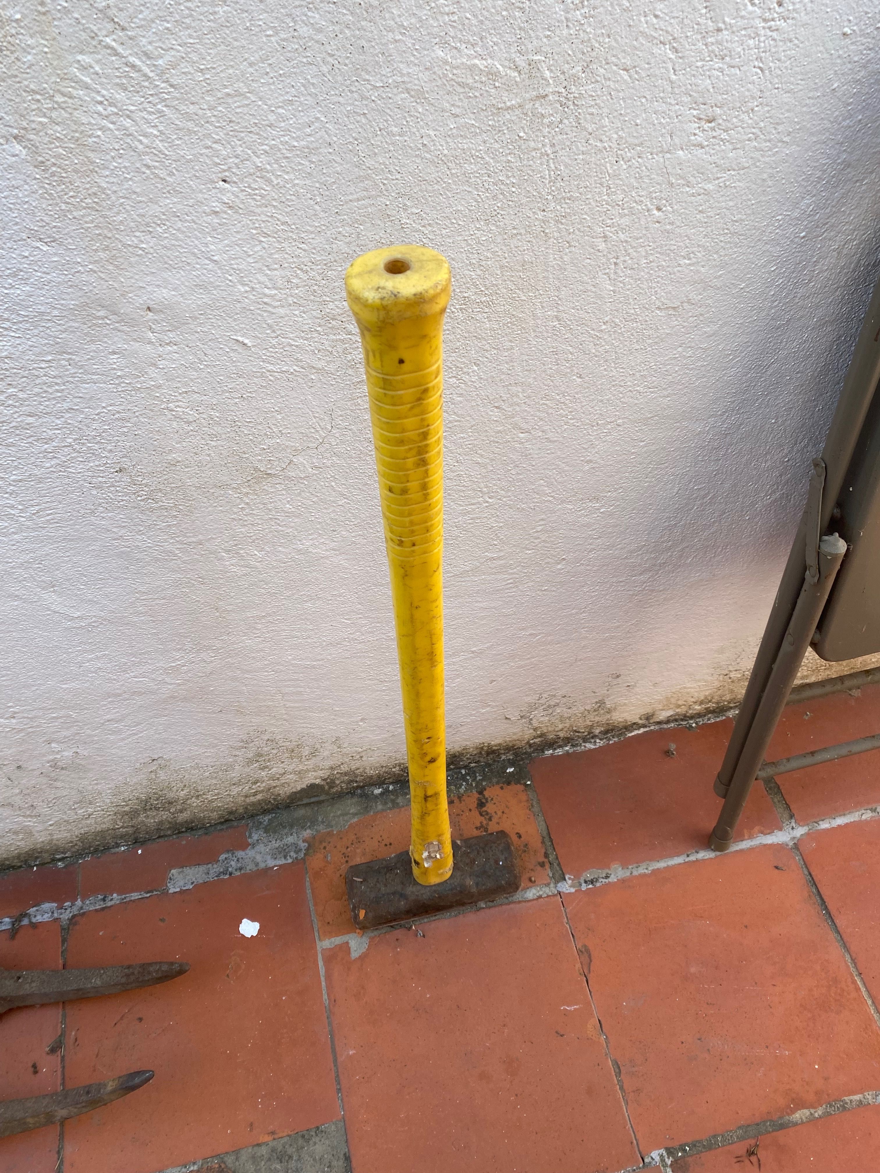 Pás, picaretas e  materiais de construção tudo a bom preço