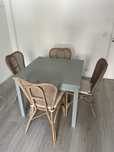 Mesa de jantar extensível + 4 cadeiras de rattan