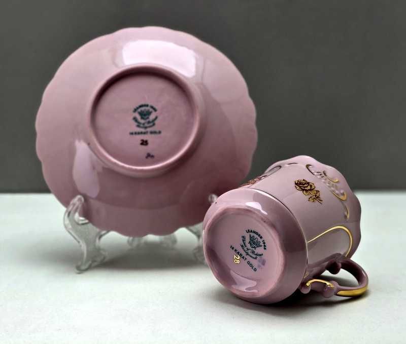 Filiżanka do mokki ze scenką rodzajową różowa porcelana