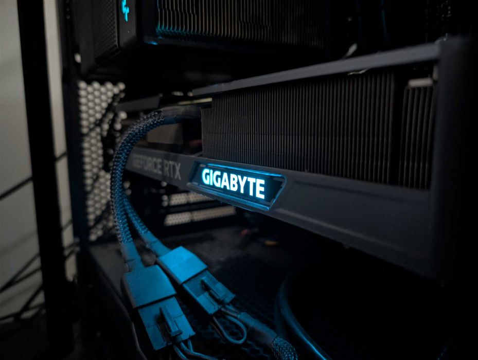Torre Gaming 13700KF 4070Ti 64GB 1TB+500GB