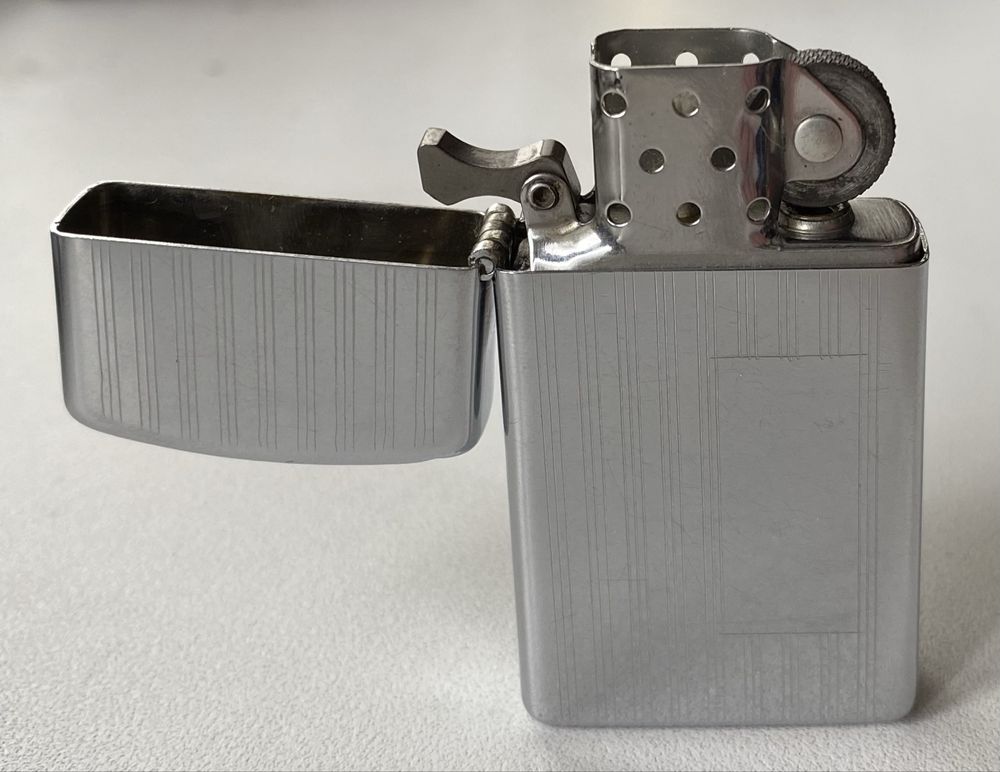 Зажигалка Zippo.