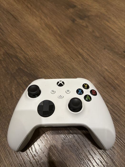 Xbox series s в идеальном сомтояние + аккаунт с играми и подпиской