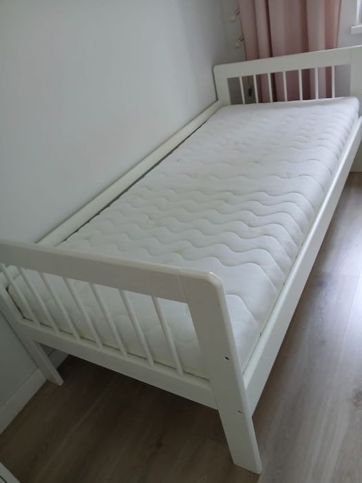 Drewniane łóżko z materacem