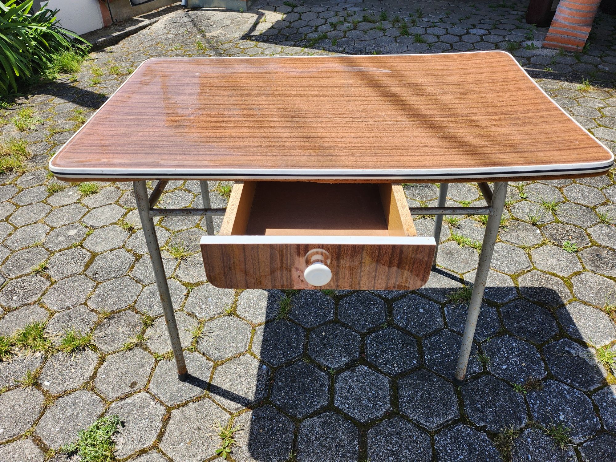 Mesa, com gaveta.