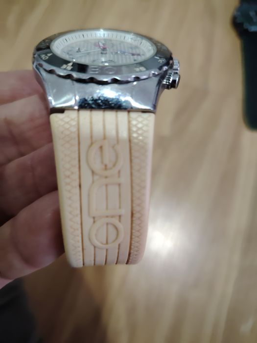 Relógio analógico da One em bom estado.