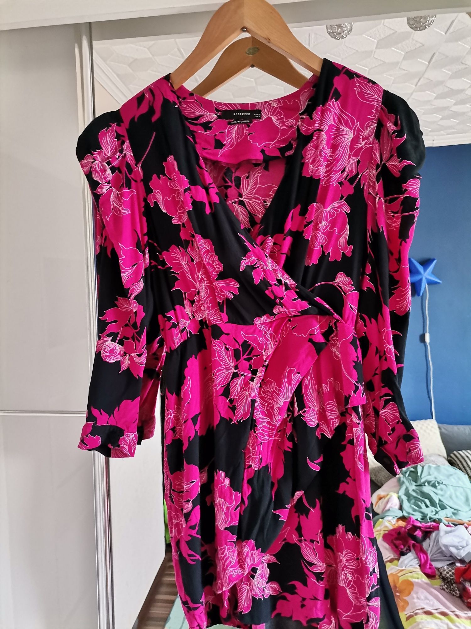 Sukienka reserved s, mczarno różowa z paskiem koktajlowa z poduszkami