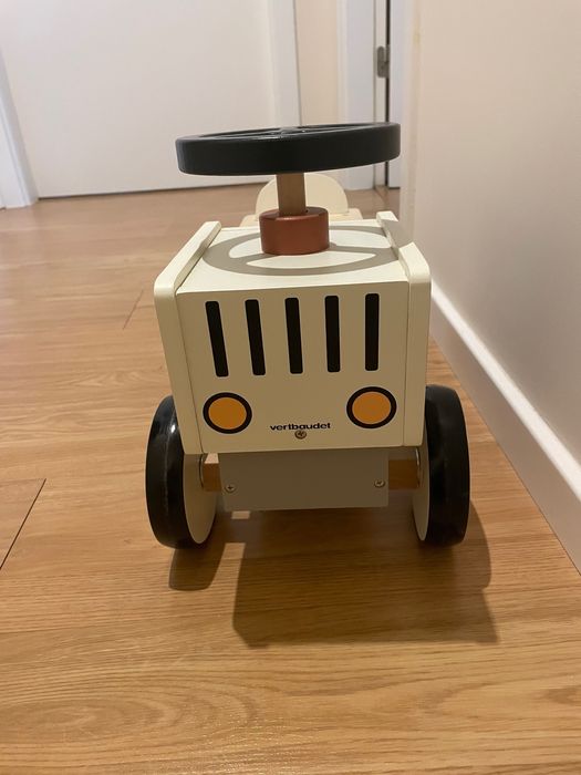 Carrinho-trator em madeira - cinzento claro liso