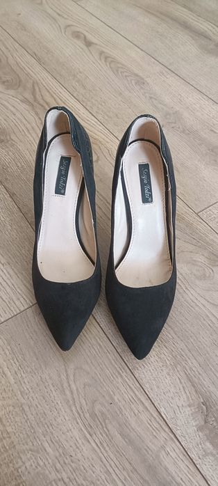 Czarne buty na obcasie