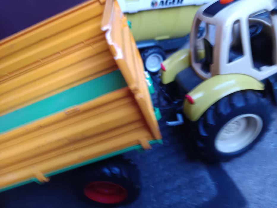 Zabawka traktor z dwoma przyczepami i pługiem śnieżnym