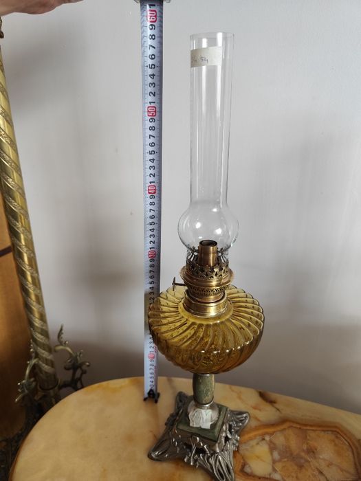 Lampa naftowa z pomarańczowym zbiornikiem