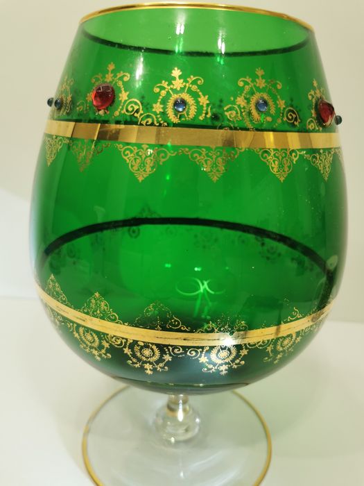 Boho. Szmaragdowe szkło, kielich bogato złocony.Antyk. 5L.