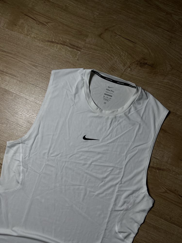 Футболка nike без рукавів з центр лого білосніжна