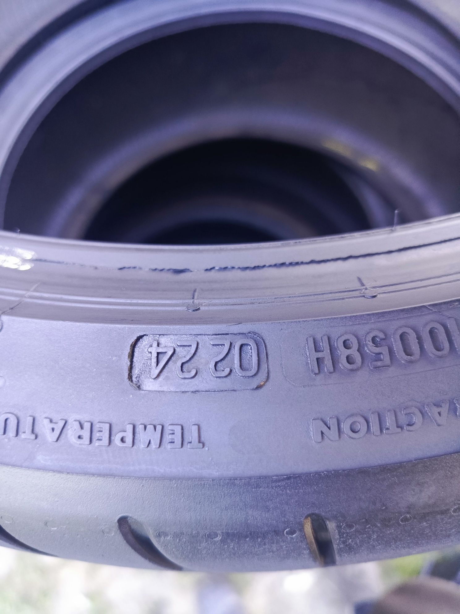 Sprzedam prawie nowe opony Bridgestone 235/35 r19