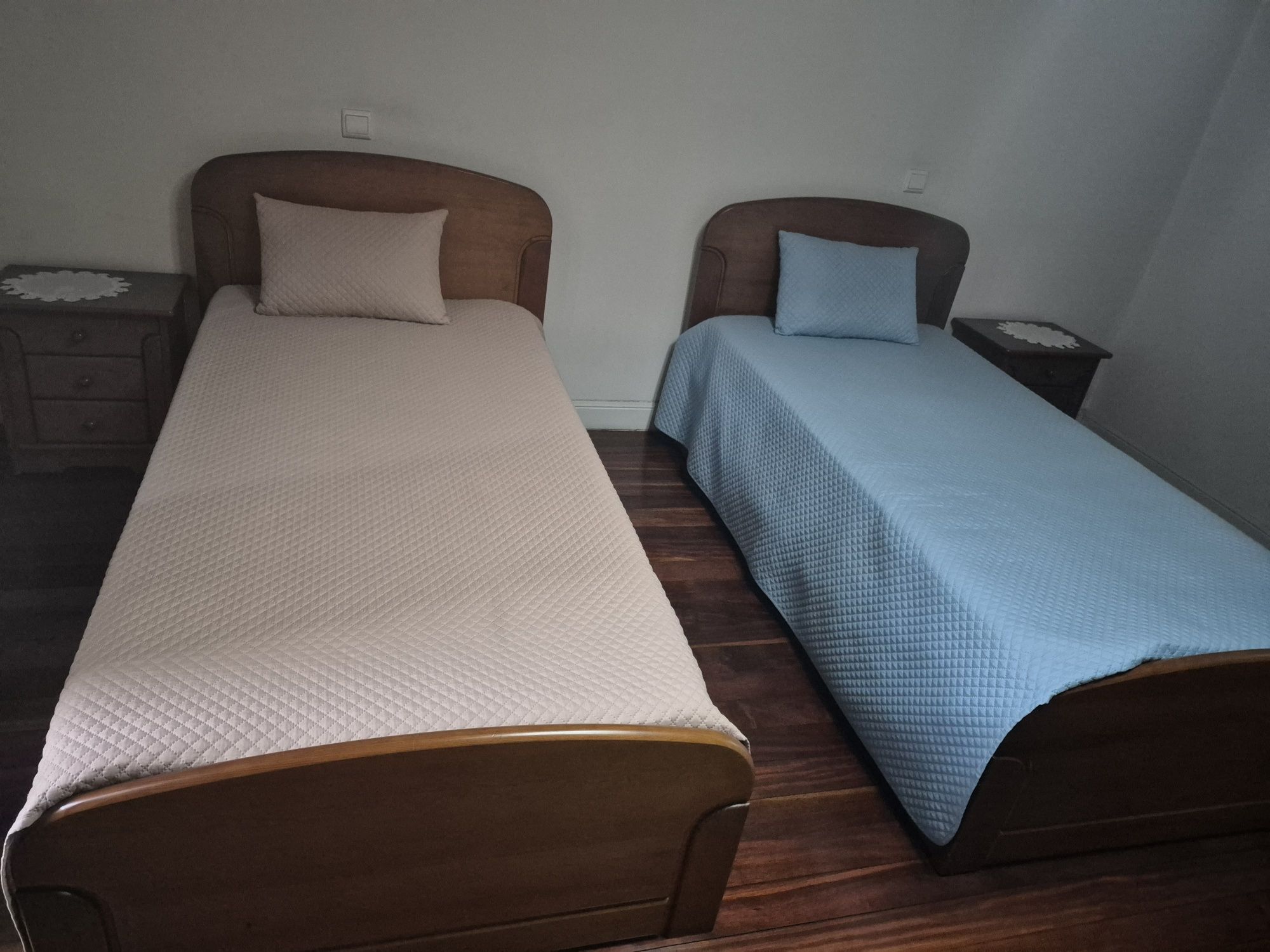 2 Camas completas de solteiro com 4 gavetas