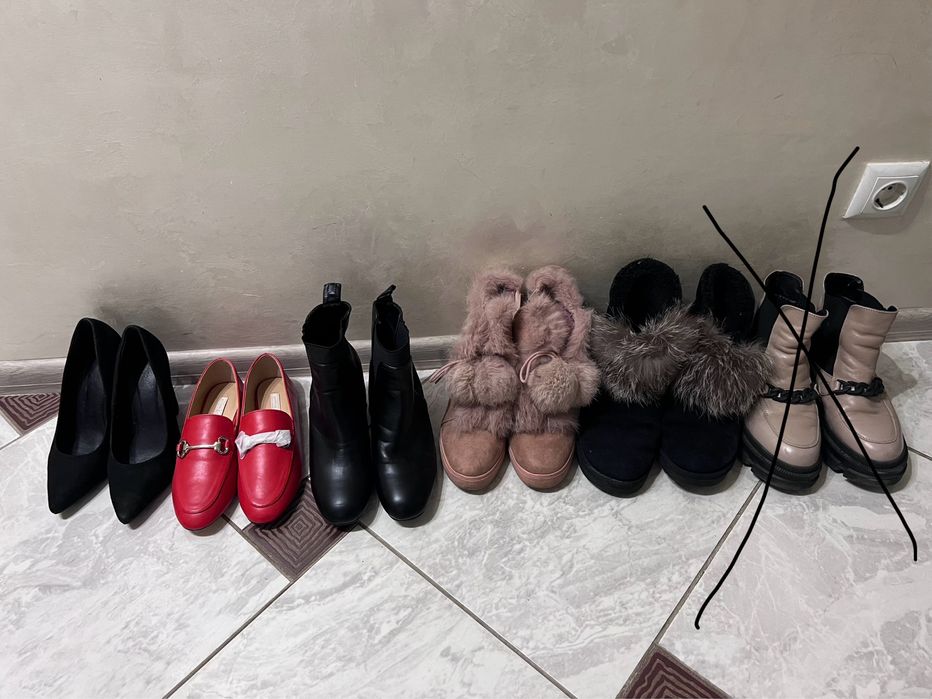 Взуття жіноче різне