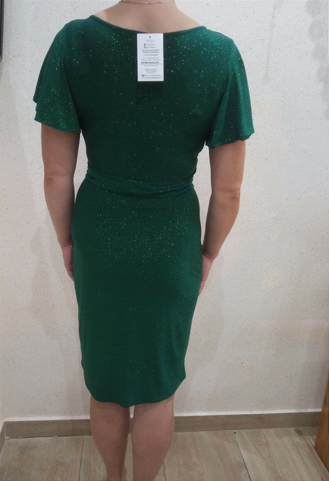 Zielona błyszcząca sukienka ołówkowa.