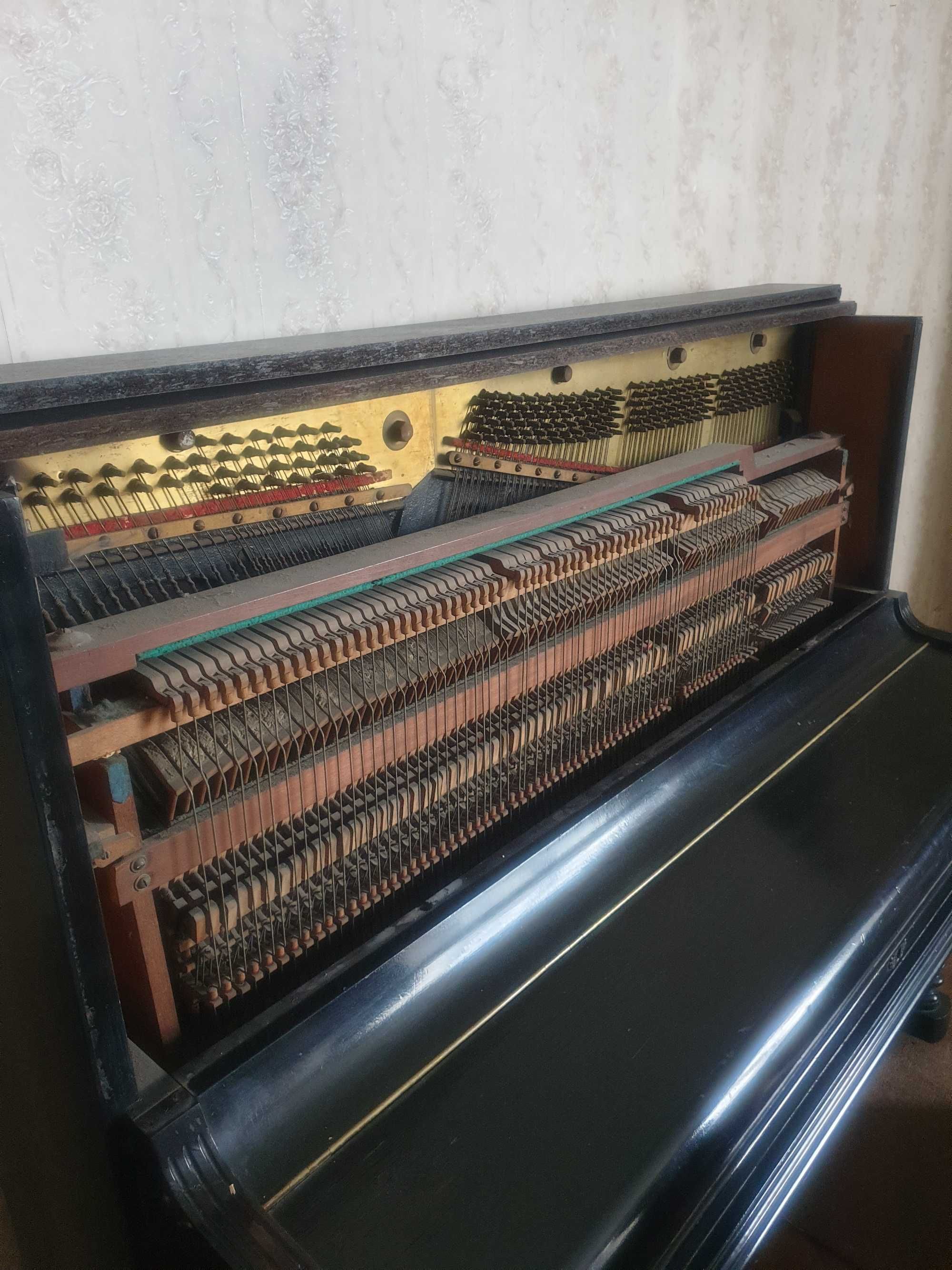 Czarne stare pianino