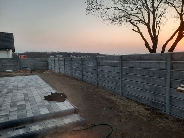 Montaż ogrodzeń betonowych panelowych i z siatki koparko-ładowarka